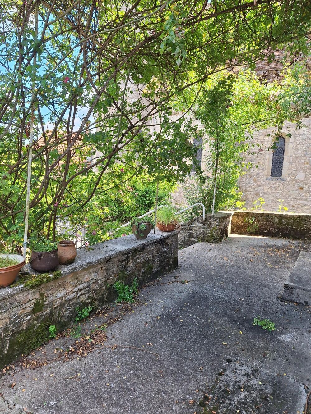 Élégante maison de village en pierre avec jardin, terrasse et dépendances  120 m²