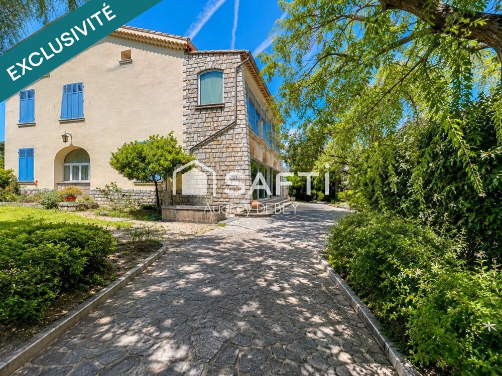 Vente Maison UNE ADRESSE D'EXCEPTION À SANARY-SUR-MER : VUE MER, PORT À PIED, CALME ABSOLU. PARCELLE CONSTRUCTIBLE ATTENANTE DE 1 245 M² EN S Sanary-sur-mer