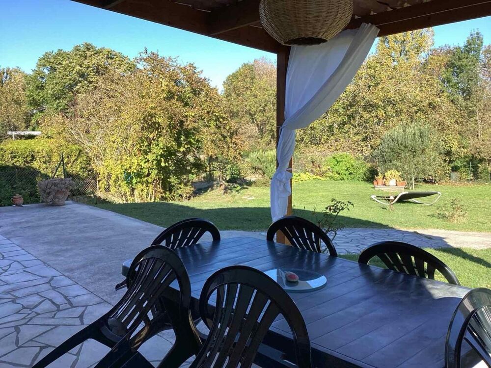 Vente Maison jolie villa située a proximité de la station thermale de Jonzac ainsi proche de toute commodité, avec  deux gîtes mise a disposi Jonzac
