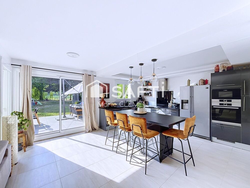 Magnifique maison individuelle de 135 m2, 4 chambres, double garage, terrain de 696 m2 sans vis à vis.