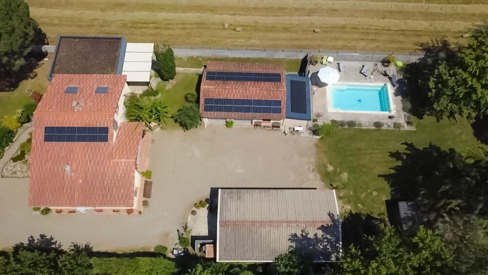 PISCINE, DEPENDENCES ET VASTE TERRAIN !