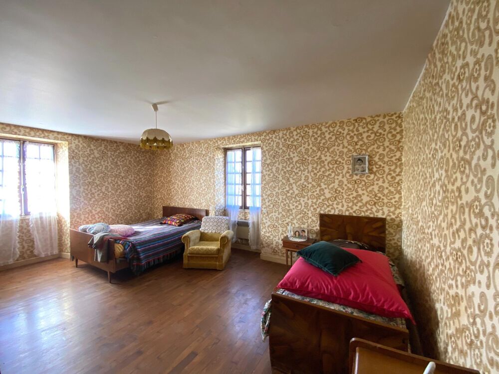 Très grande maison, un T3, trois granges, projet touristique