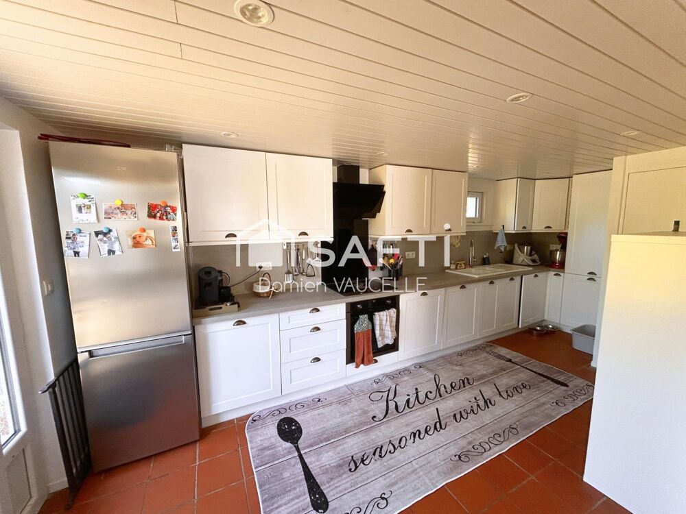 Exclusivité : maison de bourg meublée en pierre, 90 m², au calme, près de létang de pêche.