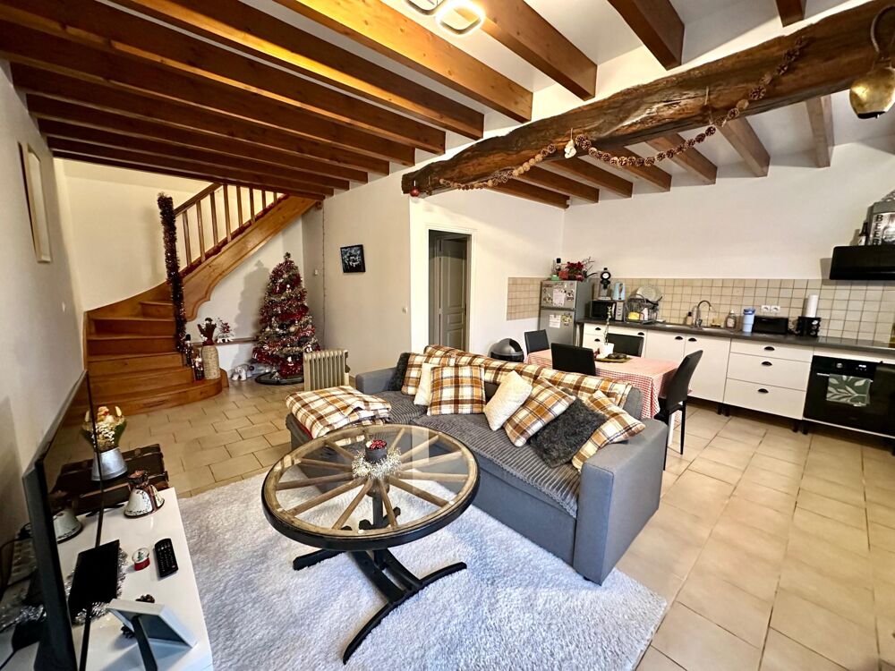 Hameau composé de 5 habitations avec garage et dépendance sur 16000m² de terrain.