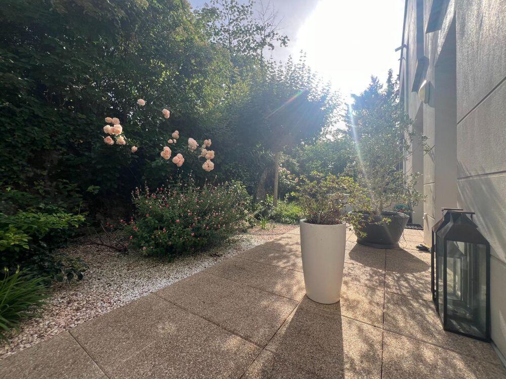 Emplacement idéal pour ce type 3 aux beaux volumes avec terrasse et jardin.