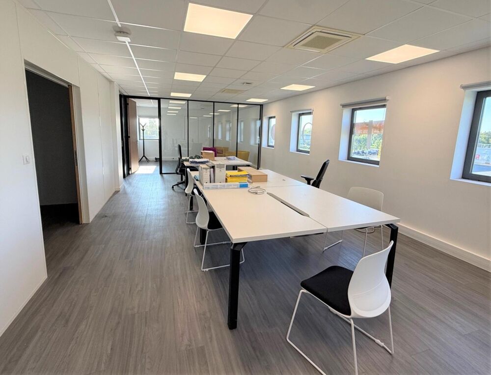   129 m² de bureaux climatisés et fonctionnel. Disponible immédiatement Tresses