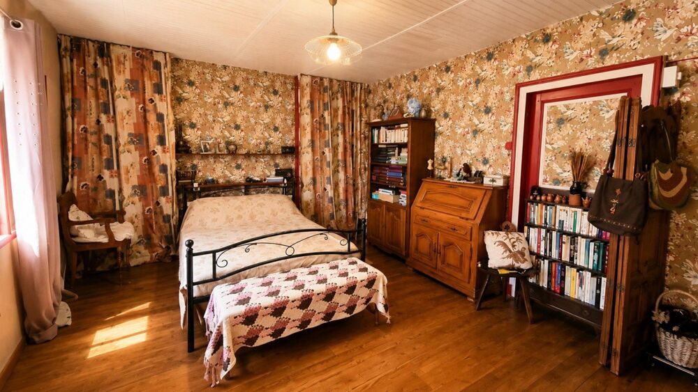 Maison rénovée sur les hauteurs de Decazeville, à moins de 1 km du centre ville. Vendue meublée et décorée