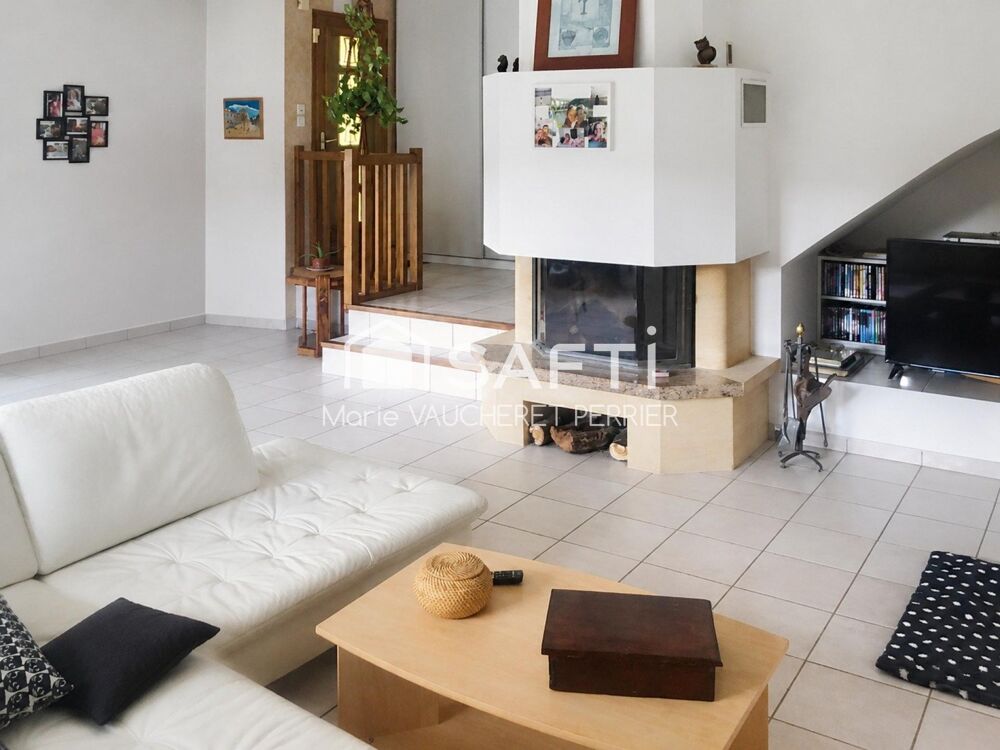 Maison familiale avec double garage et jardin au calme