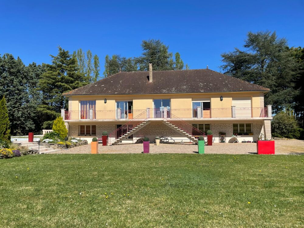 Vente Maison Une maison familiale aux volumes impressionnants Usson-du-poitou