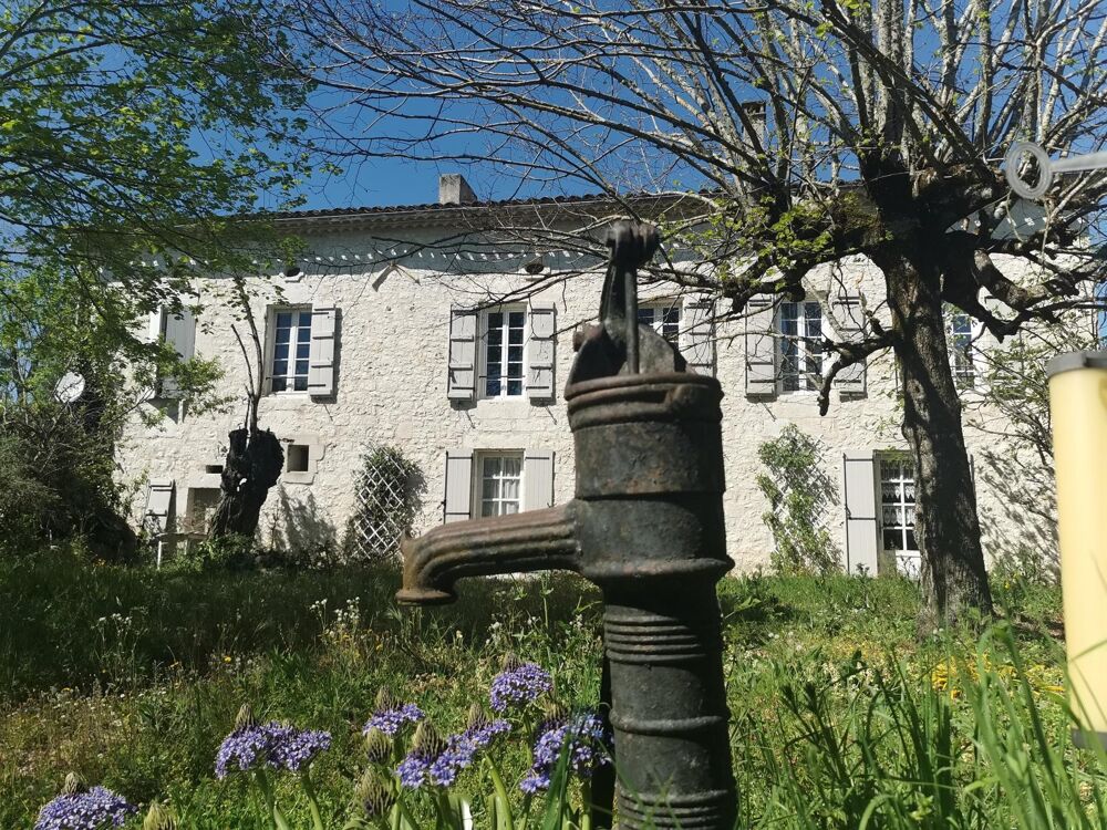 L'espace d'un domaine, le charme de la pierre et la liberté de 2 hectares : votre nouvelle vie commence ici.