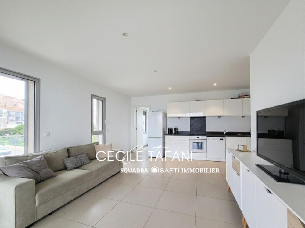 Superbe appartement de 70 m² avec vaste terrasse, vue mer, les pieds dans leau.