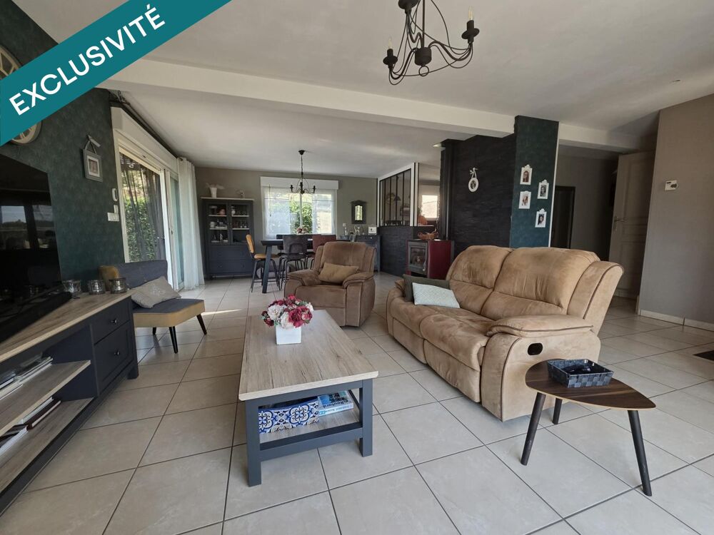 Jolie maison récente avec vue dégagée d'environ 131 m² avec piscine et grand jardin au calme