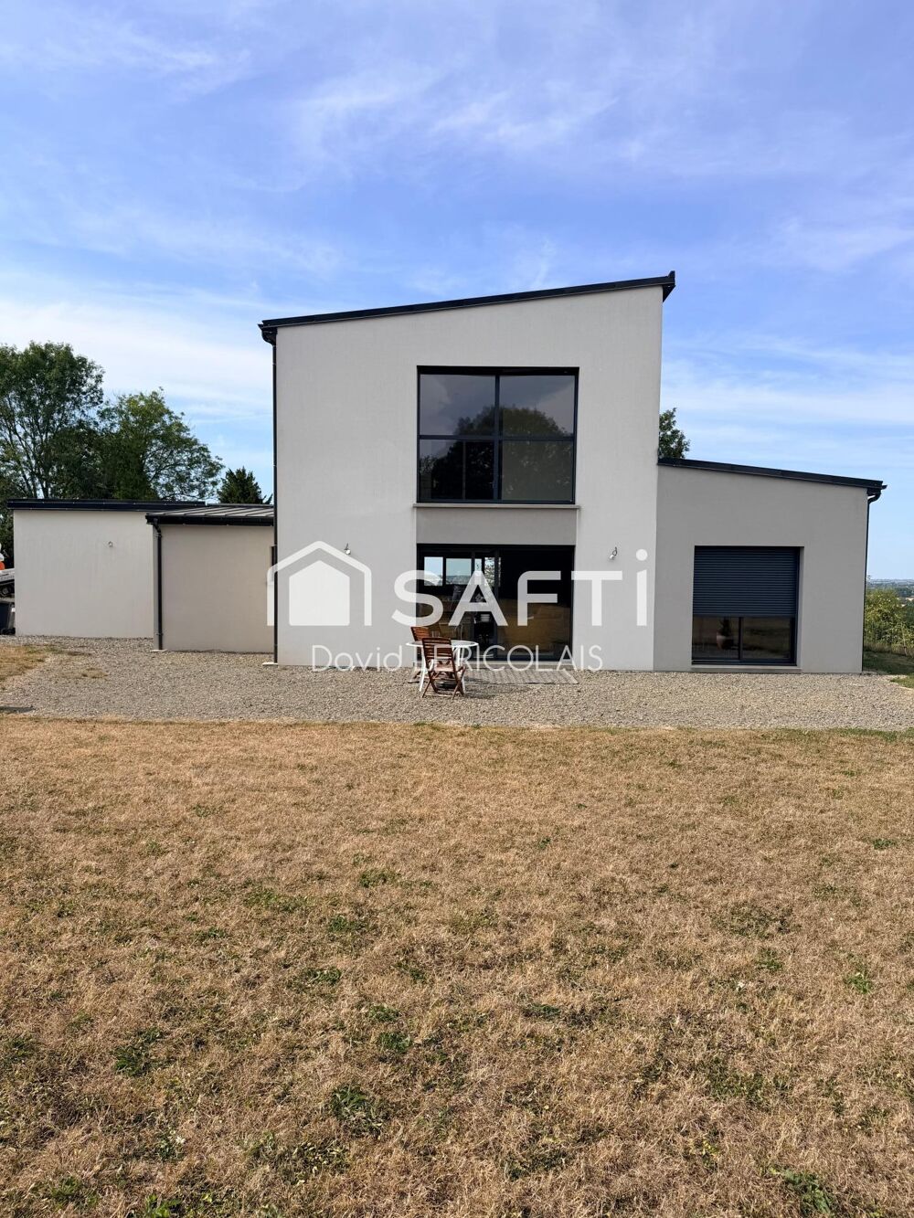 MAGNIFIQUE MAISON RECENTE AVEC VUE SUR LA VALLEE