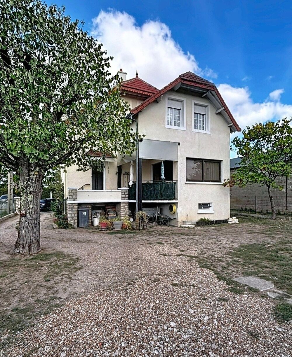 Grande maison lumineuse avec jardin et véranda