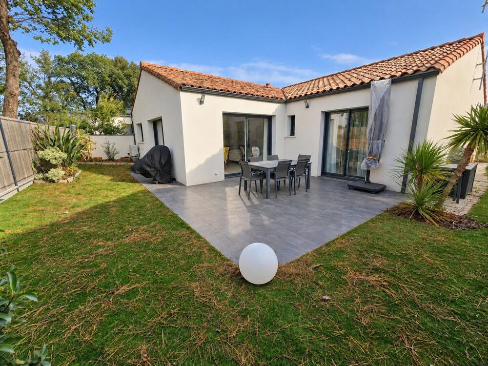 Vente Maison A pied de la plage du Veillon , du port de plaisance et tout proche du gof de Bourgenay, dans un secteur calme et résidentiel. Talmont-saint-hilaire
