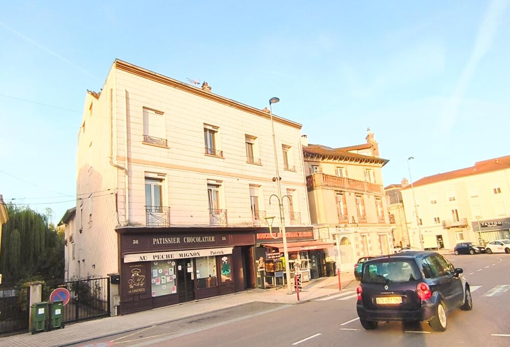   Coeur de VITTEL, bel immeuble mixte incluant un commerce pâtissier, chocolatier et 2 appartements loués 