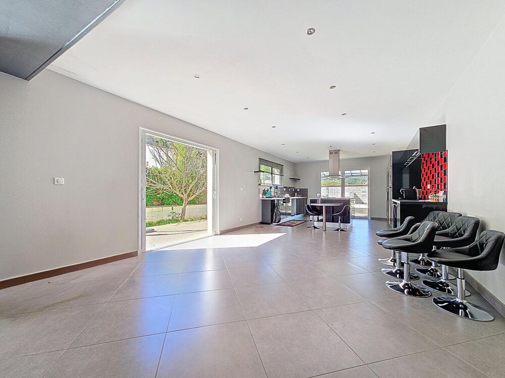 Vente Maison Une maison contemporaine aux volumes généreux, dans un quartier résidentiel recherché, avec piscine et prestations modernes. La tour-sur-orb