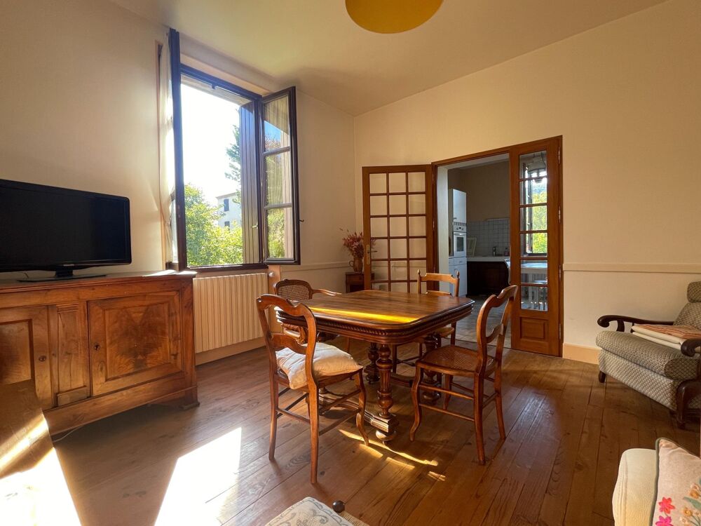 À deux pas du centre de Dieulefit, découvrez cette maison des années 40 offrant un fort potentiel, implantée sur un agréable ter