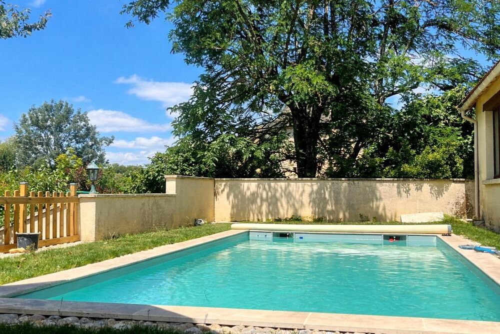 Charmante maison en pierre offrant de beau volume d'environ 202 m² habitable, jardin et piscine