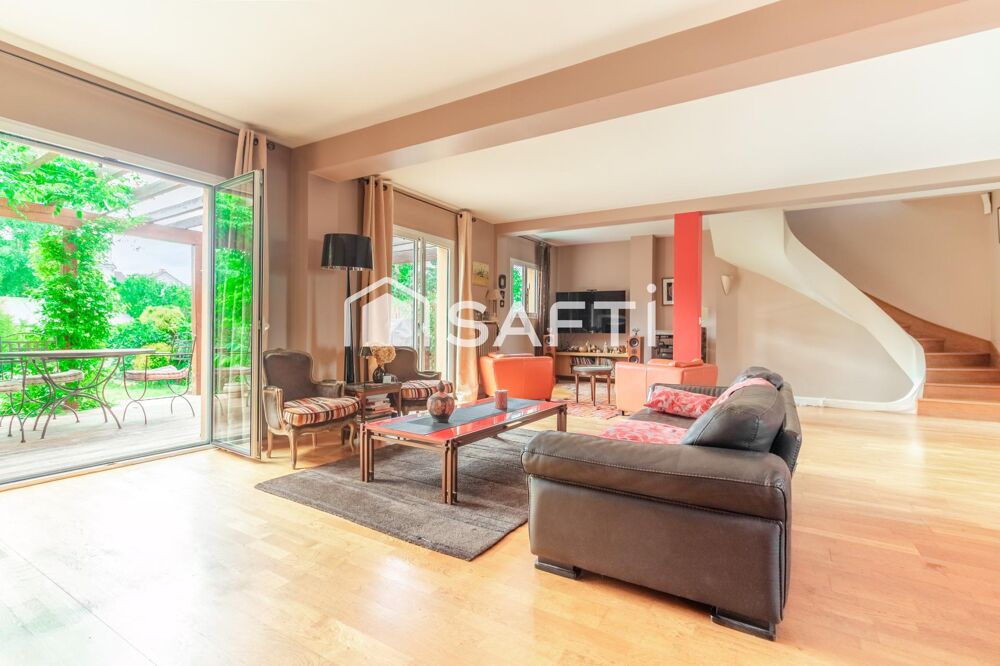 Vente Maison Une maison familiale rare aux volumes généreux, avec jardin, terrasse et espace professionnel indépendant. Versailles
