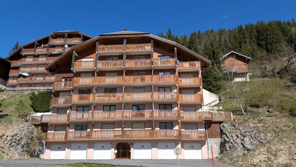 Deux pièces atypique de 43 m2 avec balcon + terrasse de 12m2 exposé sud offrant une vue dégagée sur les alpages et montagnes en