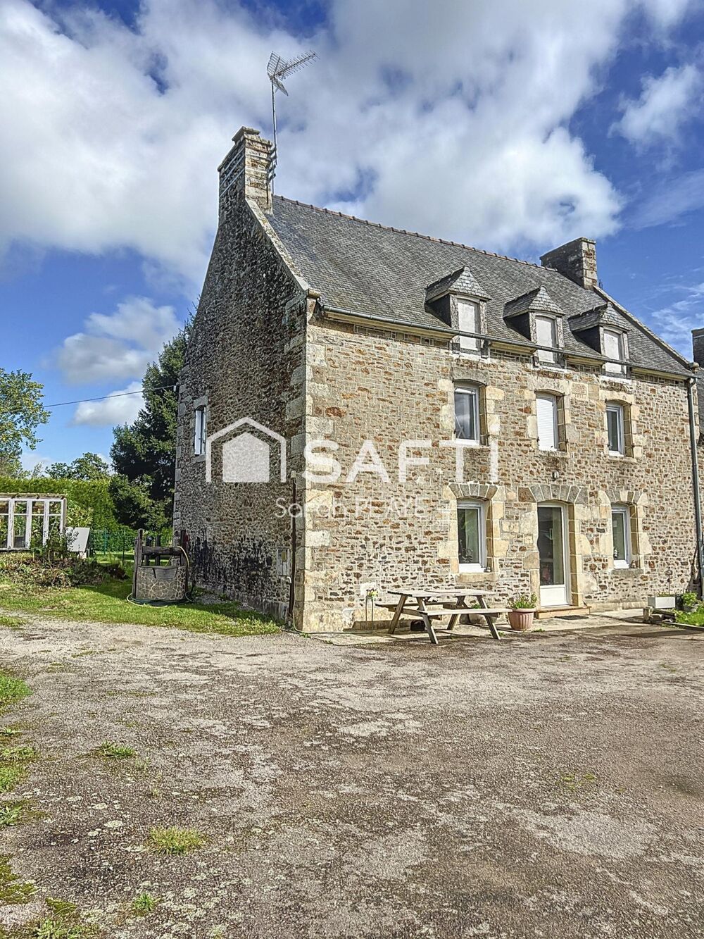 Ensemble Immobilier composé de deux maisons en pierre, un hangar, terrain