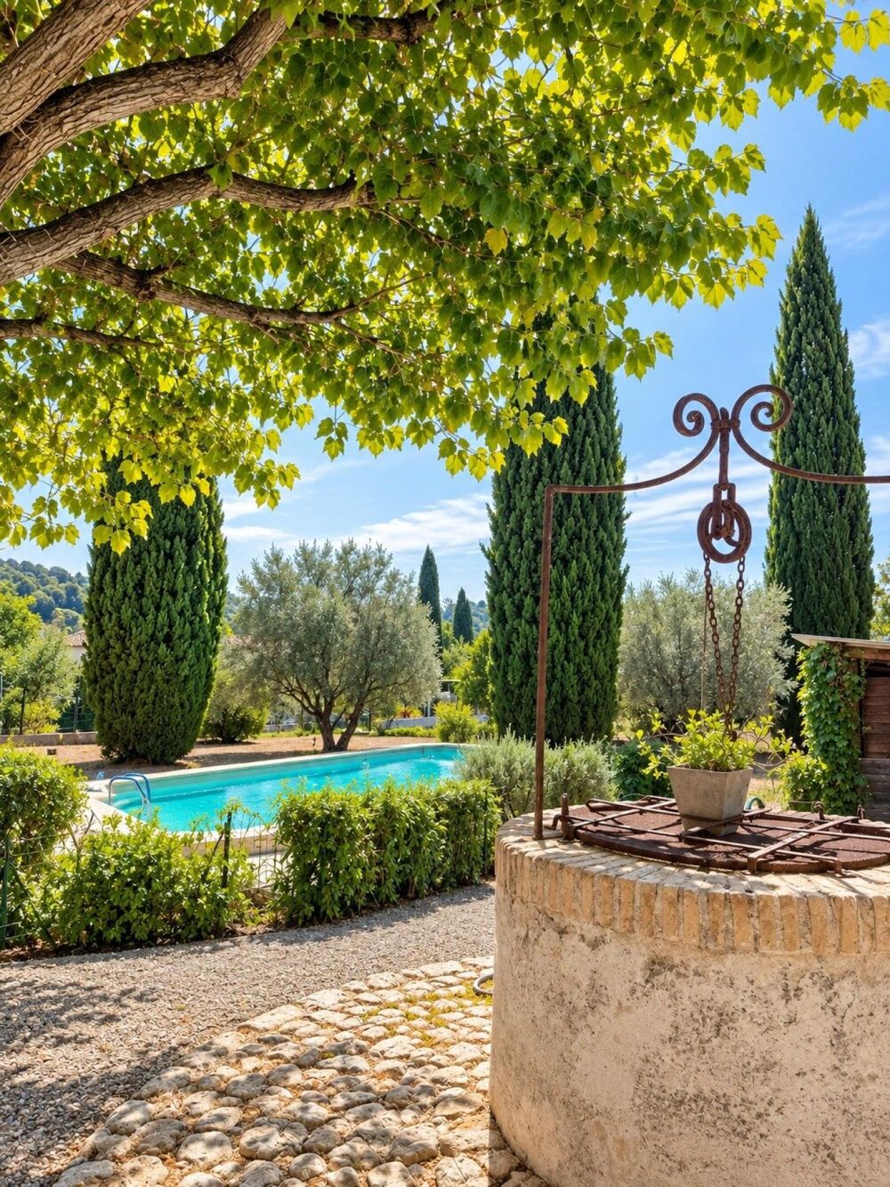 Mas provençal niché dans un environnement calme et verdoyant