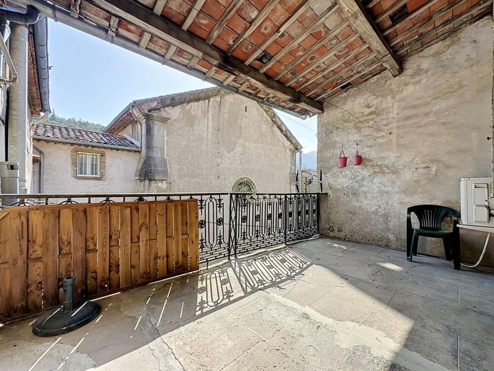 Une grande maison familiale entièrement rénovée, avec terrasses, garage et de beaux volumes au coeur de Graissessac.