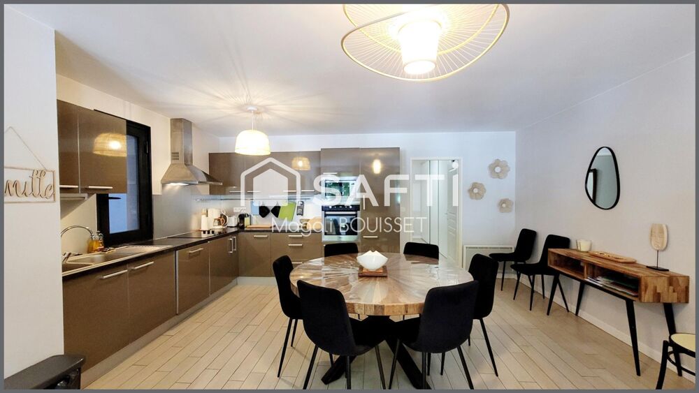 Appartement T4 de 91m², refait à neuf matériaux de qualité et vendu meublé, terrasse, ascenseur, place de parking.