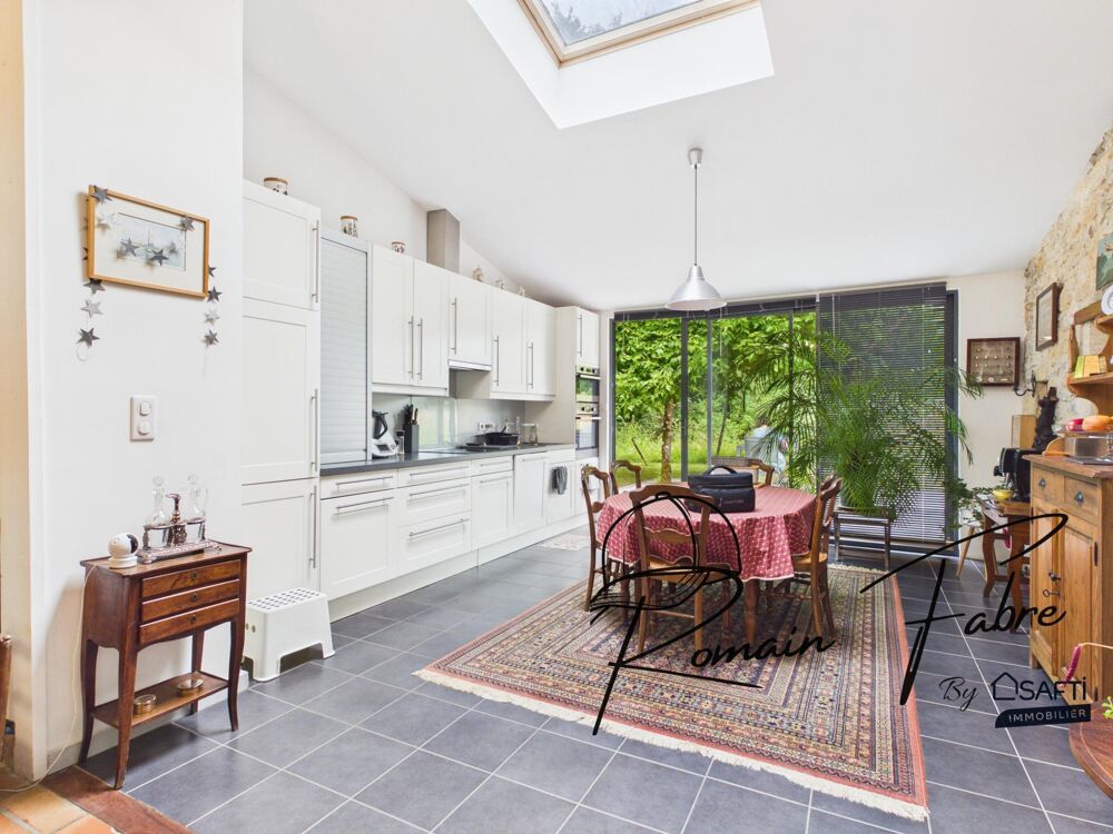 Maison de famille en pierre de 6 chambres au charme indéniable avec cheminées