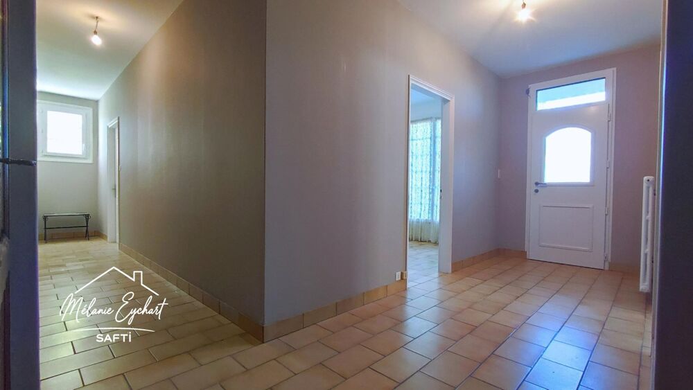 Maison de 113 m² habitables avec rez-de-jardin de même superficie  Terrain de 1 536 m²  La Rochefoucauld