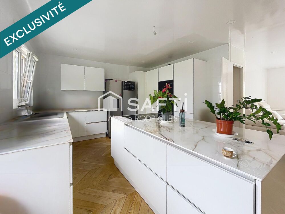 Maison avec deux appartements indépendants, idéale pour investissement locatif ou grande famille.