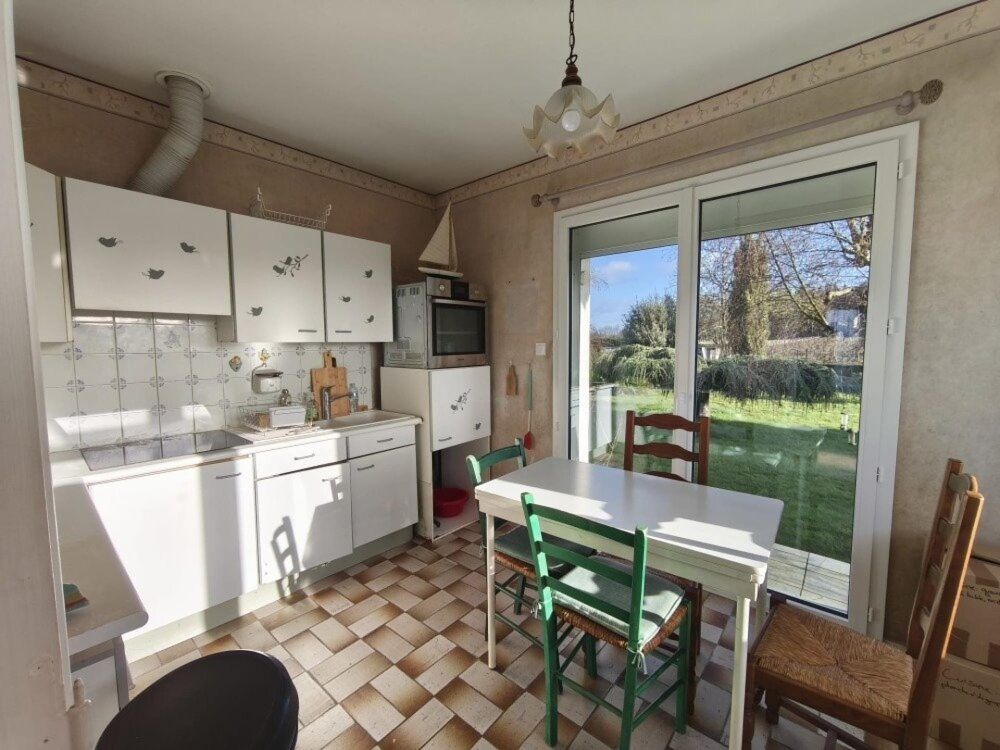 Maison située dans le bourg de Pleugueneuc