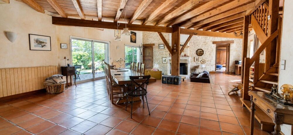 Propriété de caractère de 363 m² à Augé