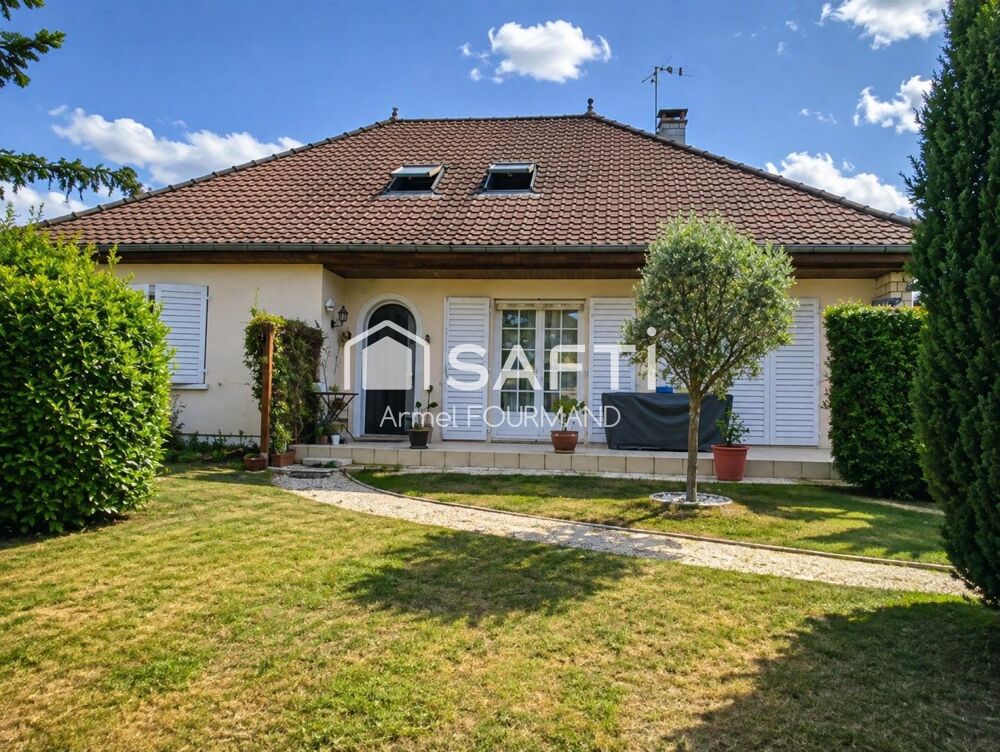 Maison familiale avec dépendance, préau et jardin.