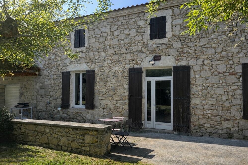 Maison en pierre rénovée alliant charme de l'ancien et confort moderne