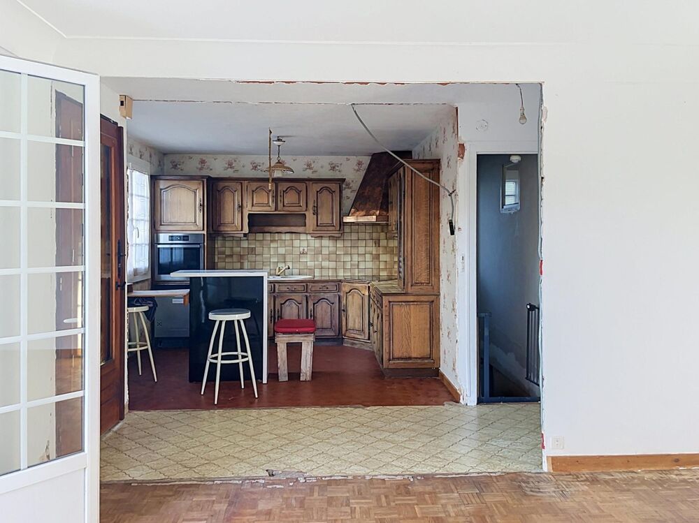 Maison sur sous-sol avec terrain clos d'environ 1 200 m²