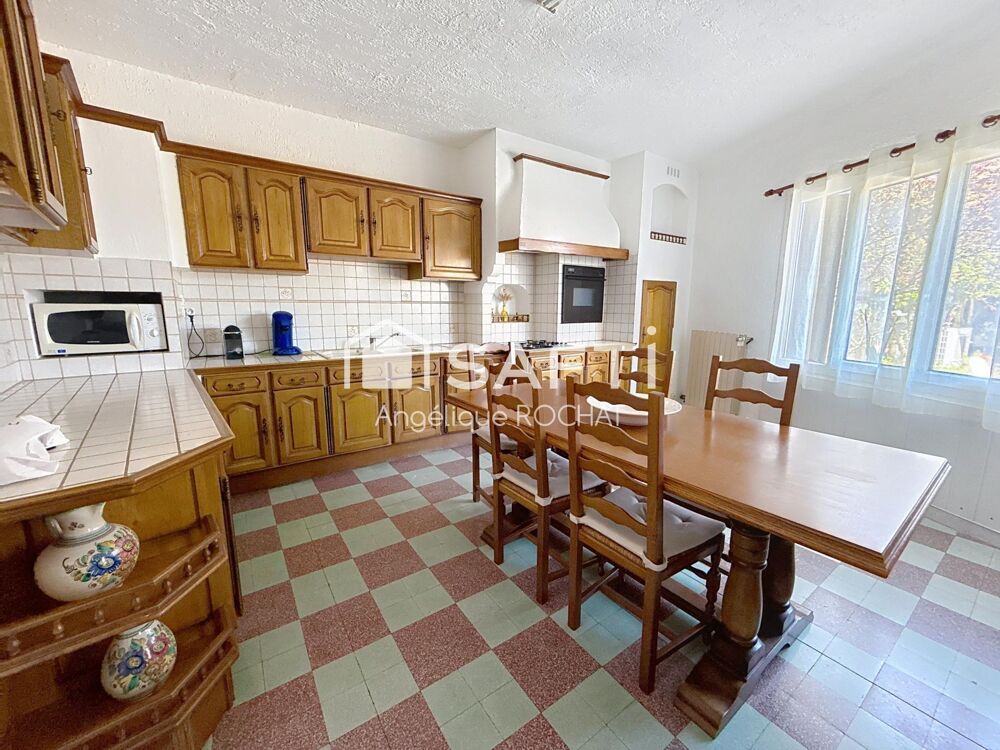 Vente Maison Grande bâtisse + 500m2 garage 190m2 + grenier 150m2  au centre de Magalas Magalas