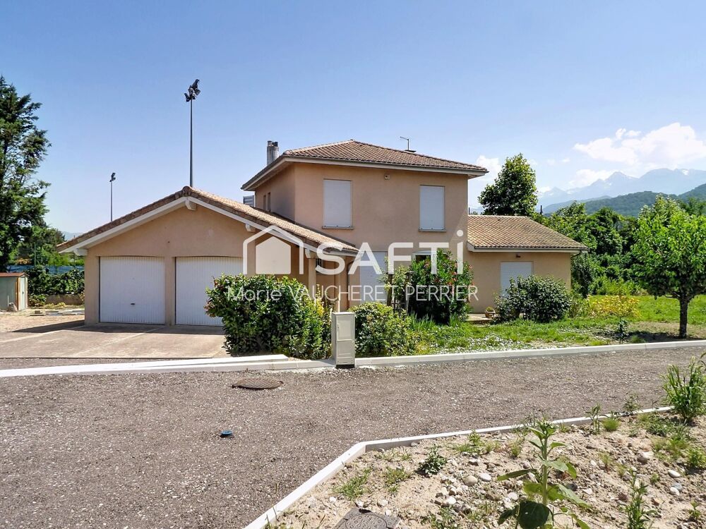 Maison familiale avec double garage et jardin au calme