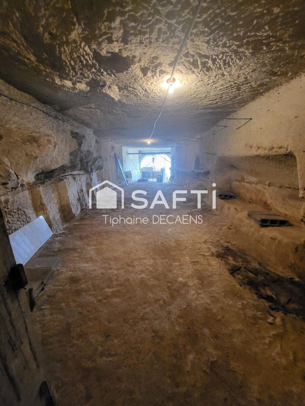 Vente Maison Maison ancienne avec 2 depandances + etage independant, 2 tres grande cave dont 1 de plus de 75 m de long environ 550m2 Cinq-mars-la-pile