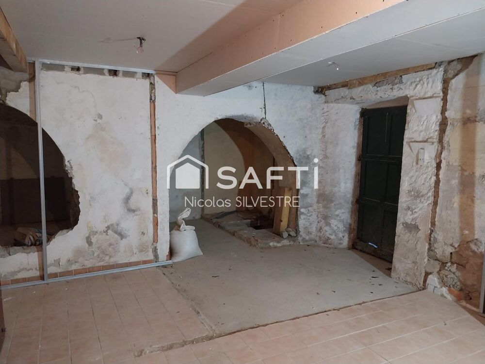 Maison de village à rénover au fort potentiel.