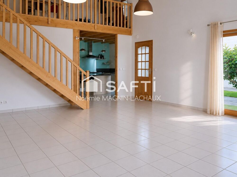 Très belle maison familiale de plain-pied avec piscine et double garage, idéale pour profiter d'un cadre de vie confortable et c