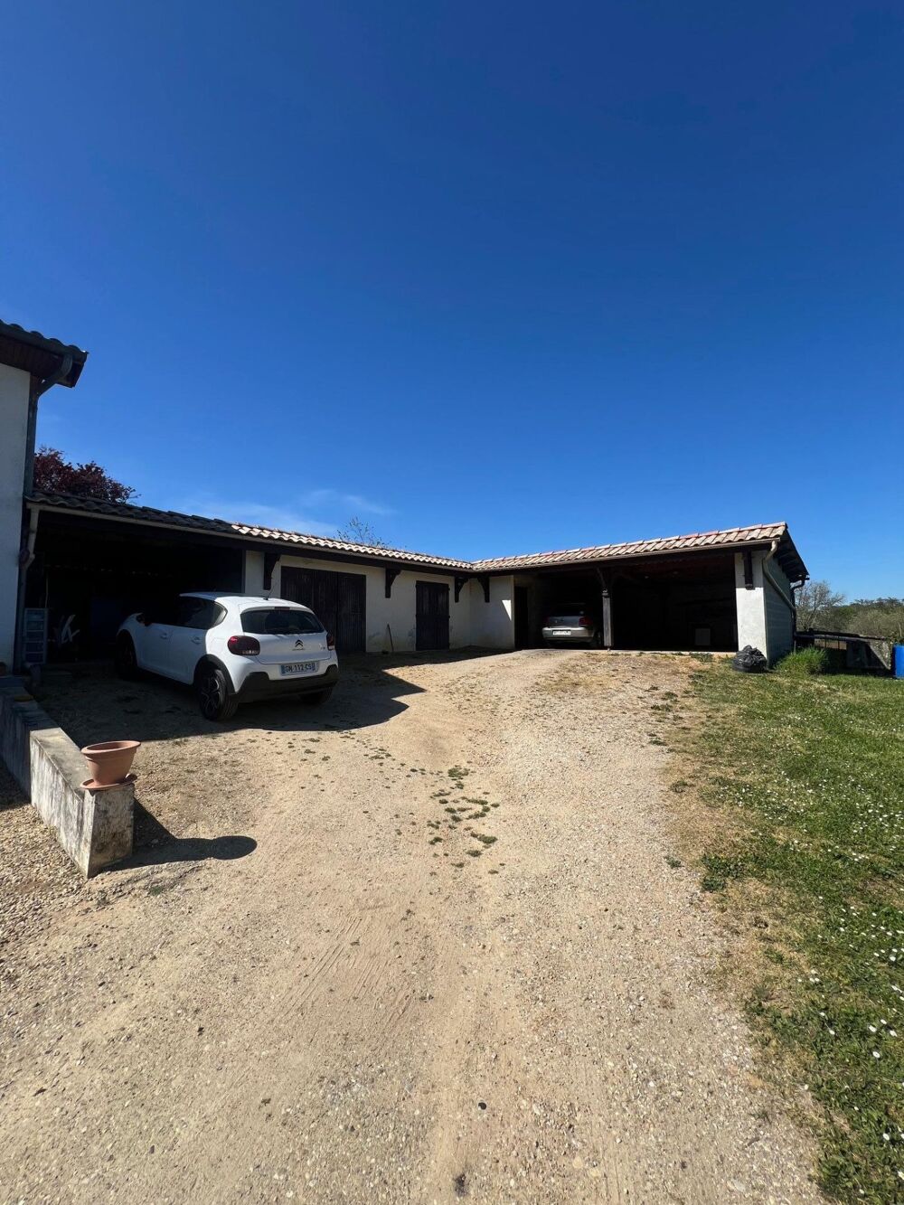 Grande batisse familliale avec dépendance, terrain et piscine à rénover