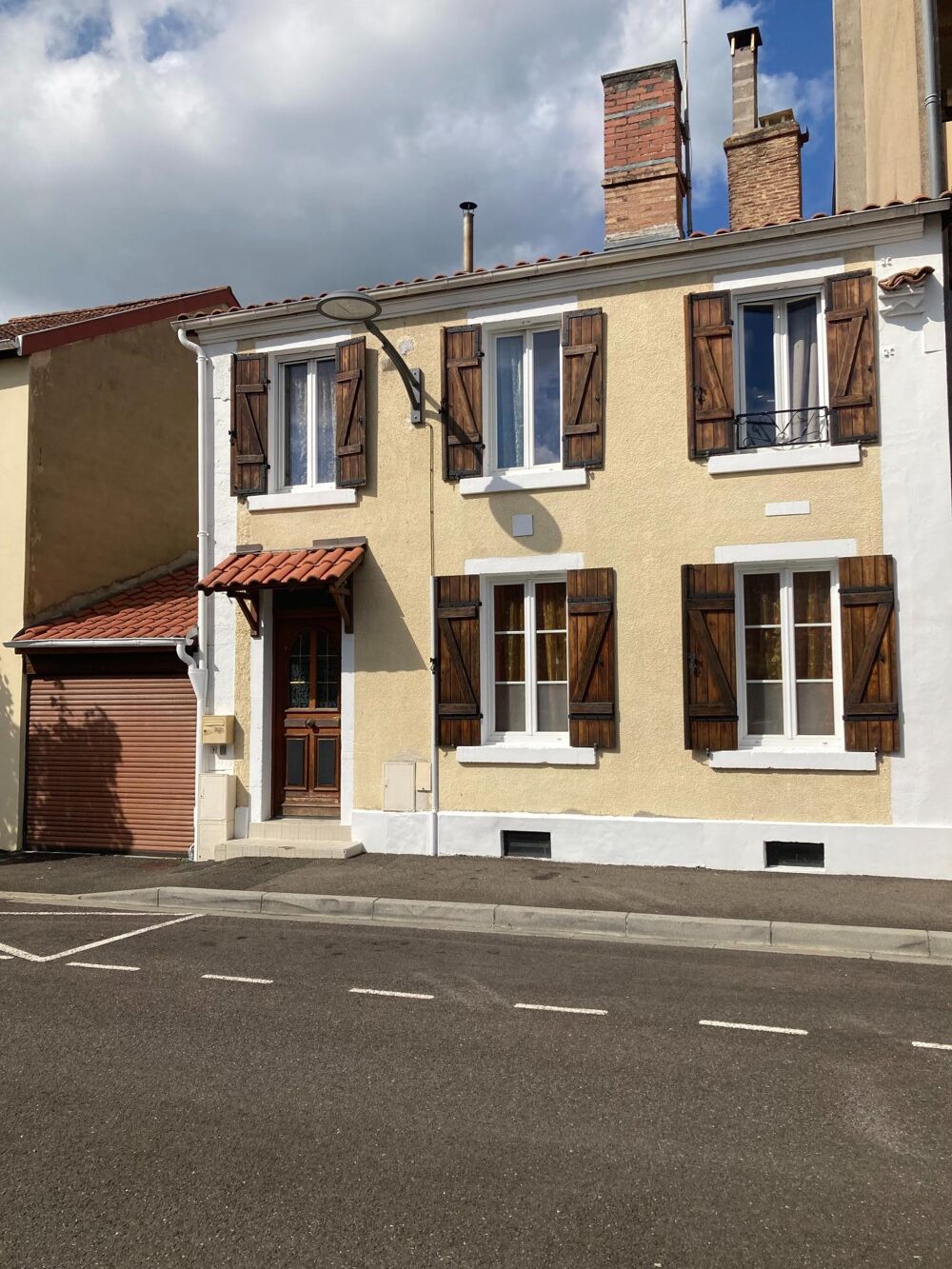 Maison de 100,70m2 a 2 étage avec 3 chambres une salle d'eau avec baignoire 2 WC avec un grand jardin arboré et une piscine semi