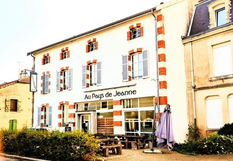   Rare, ce bel immeuble commercial contenant un restaurant renommé, sa terrasse et son appartement de fonction 
