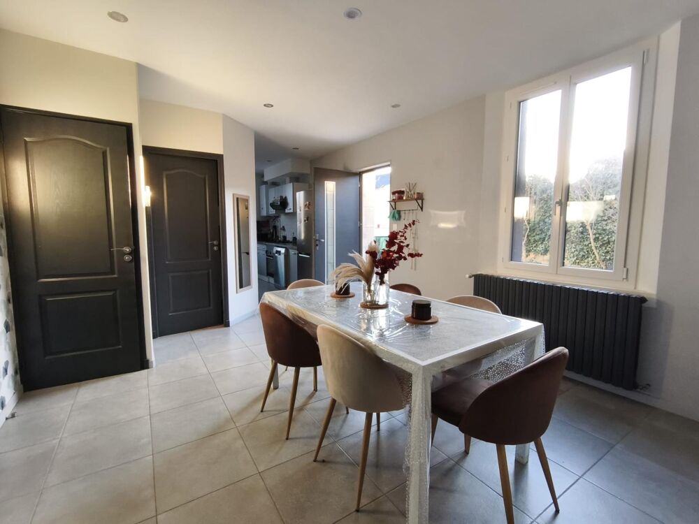 Petite maison traditionnelle en pierre de tuffeau