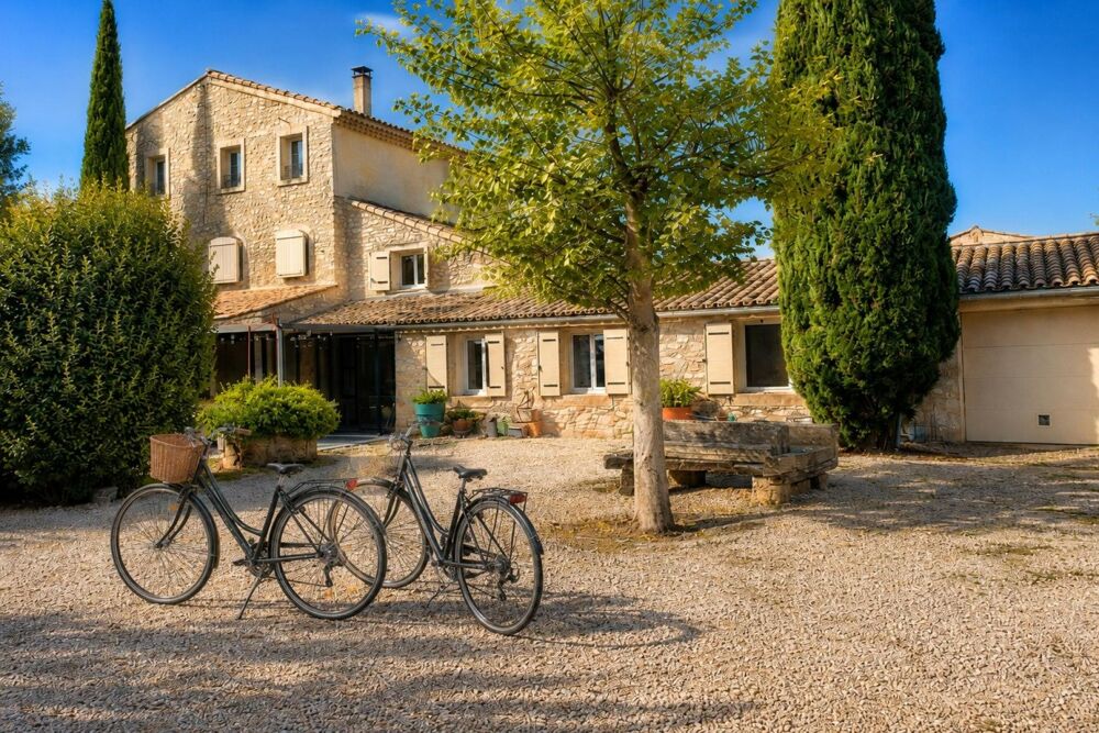 Un art de vivre rare au coeur de la Provence À quelques minutes de L'Isle-sur-la-Sorgue, ce mas en pierre de 274 m² incarne lélé
