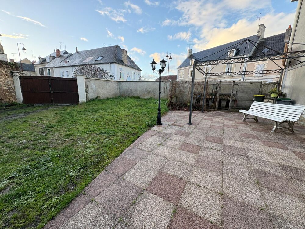Maison de village au centre de Lignieres