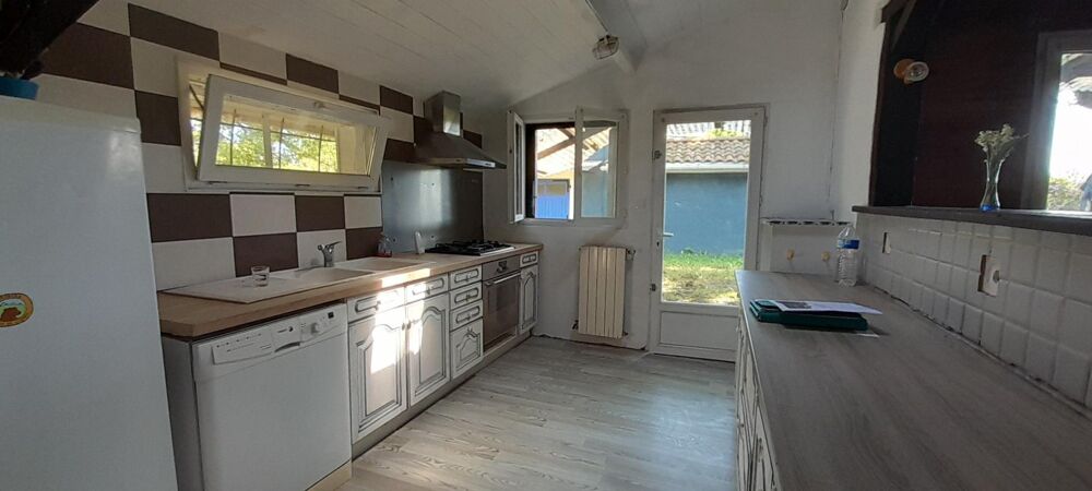 Charmante maison familiale de 83m² sur un terrain de 1563m² avec dépendances.