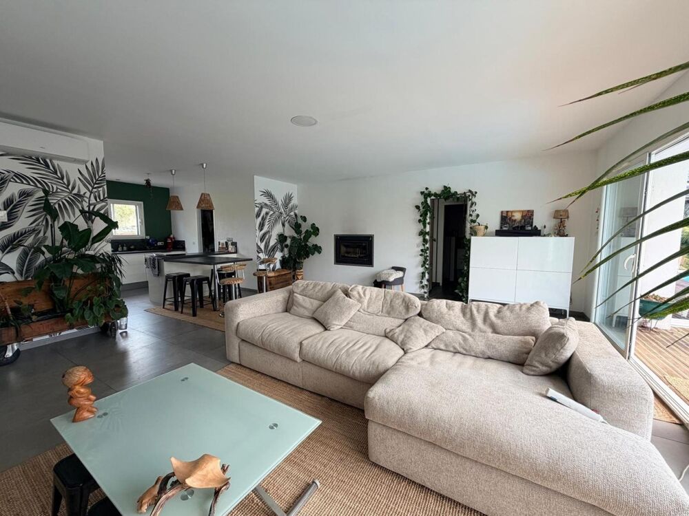 Maison moderne avec piscine, prête à vivre.